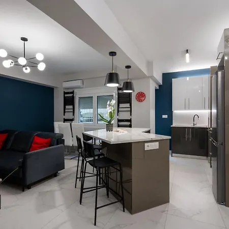 Center New Semi Basement Apartment *